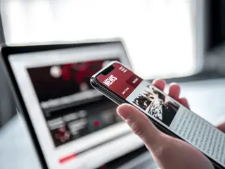 智能手机和背景中的笔记本电脑