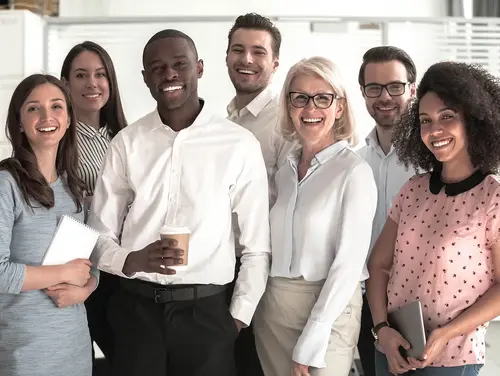 一群人对着镜头微笑