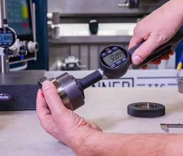 通过 Micromar 844 EWR(i)，Mahr 在其广泛而深入的手持式测量技术产品组合中增加了数字式三点内径测量仪。