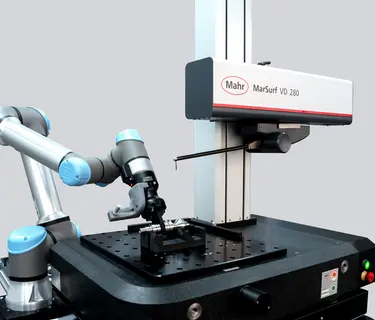 由于机器人装载，实现了自动化