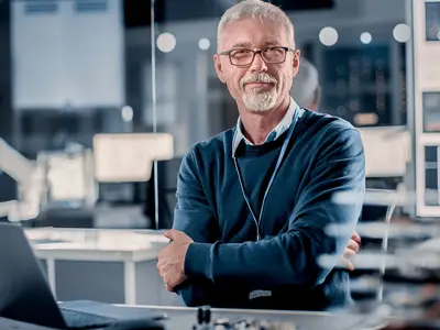 男子使用笔记本电脑工作