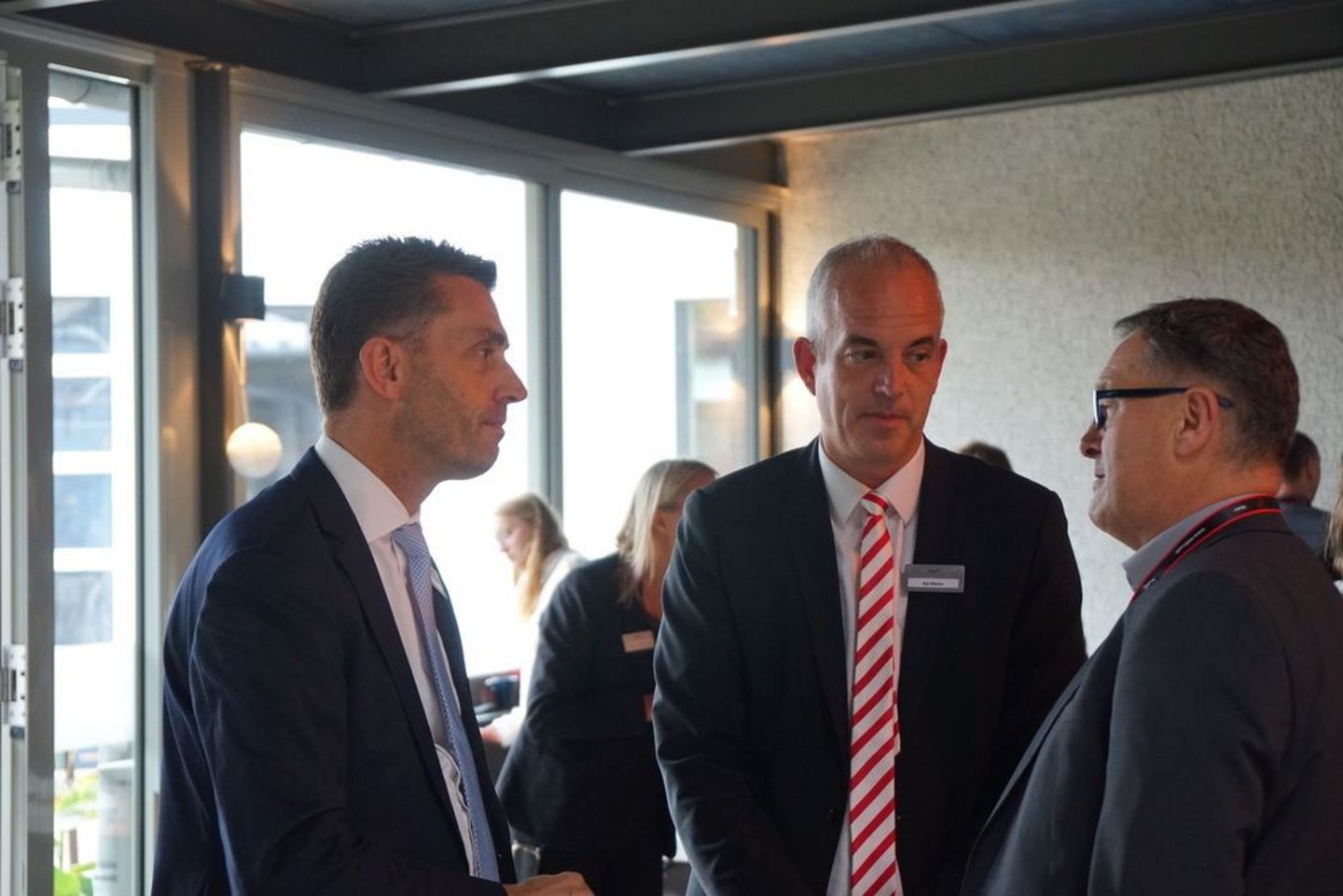 Mahr 首席执行官 Manuel Hüsken 和光学技术全球销售主管兼 OptoSurf GmbH 总经理 Kai Meine 与用户交谈。 