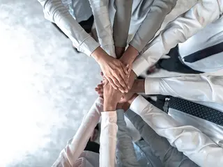 一群人手拉手站在一起